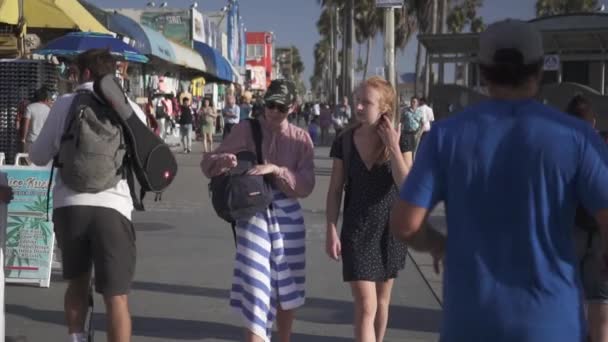 ロサンゼルス 2019年10月1日 ヴェネツィアビーチボードウォークお土産店 スケーター 歴史的建造物 ヤシの木と人々が歩く10月01 2019でロサンゼルスCa — ストック動画