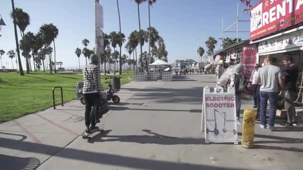 Los Angeles October 2019 Venice Beach Boardwalk Souvenir Shops Skaters — Stock Video