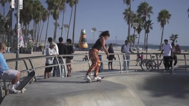 Los Ángeles Octubre 2019 Truco Skate Cámara Lenta Venice Beach — Vídeos de Stock