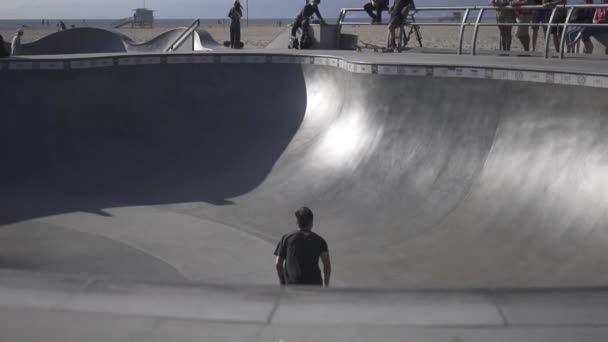 Los Ángeles Octubre 2019 Truco Skate Cámara Lenta Venice Beach — Vídeos de Stock