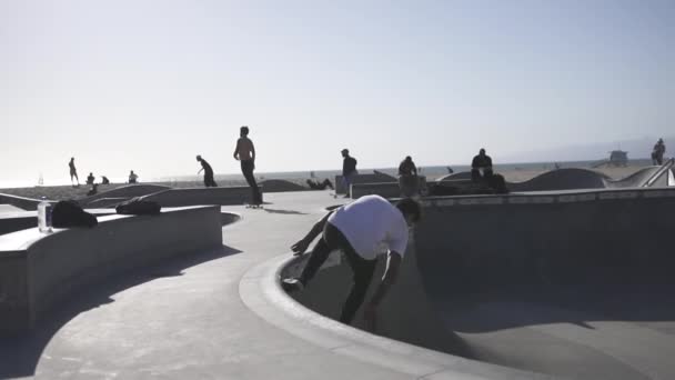 Los Ángeles Octubre 2019 Truco Skate Cámara Lenta Venice Beach — Vídeos de Stock