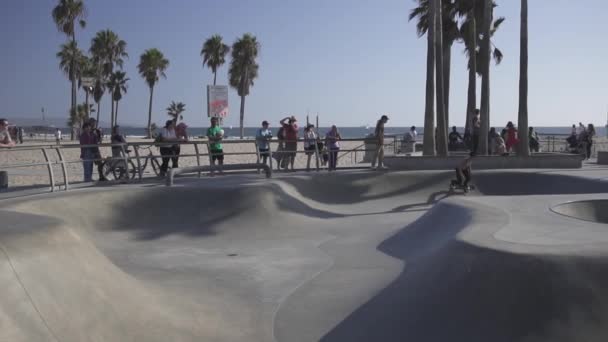 Los Ángeles Octubre 2019 Truco Skate Cámara Lenta Venice Beach — Vídeos de Stock