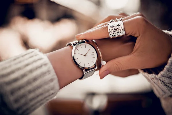 Montre Élégante Sur Main Femme — Photo