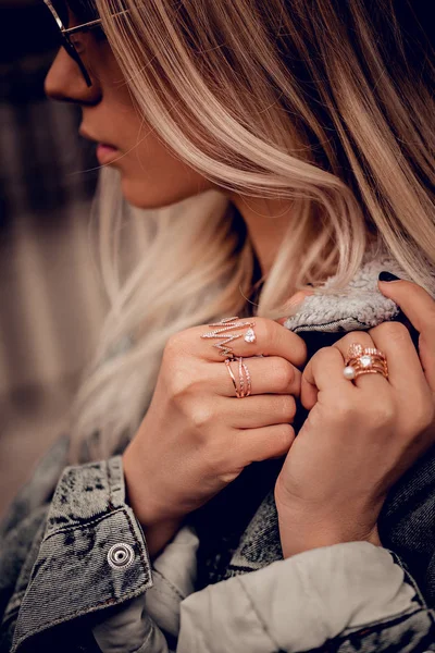 Beautiful Blonde Woman Holds Hands — Stock Photo, Image