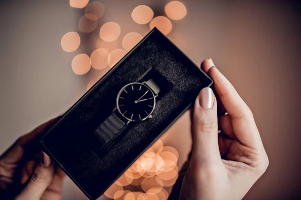 Montre Élégante Dans Une Boîte Cadeau — Photo