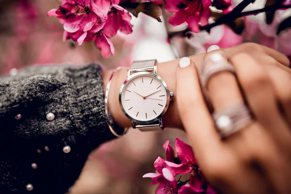 Montre Élégante Sur Main Femme — Photo