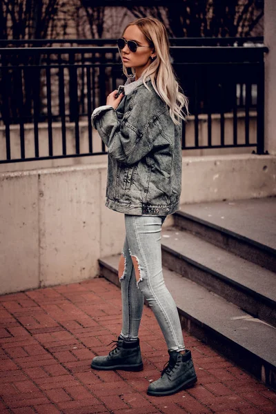 Mujer Joven Con Estilo Posar Aire Libre — Foto de Stock