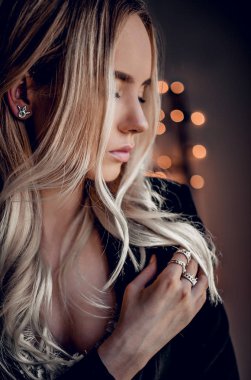 Altın bokeh ışıklar arka plan güzel kız