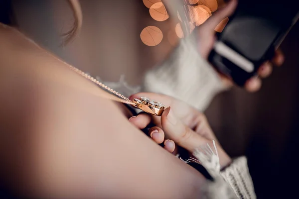 Eleganta Guld Halsband Handen Ljus Bakgrund — Stockfoto