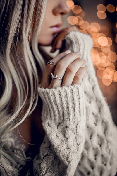 Yüzük altın bokeh ışıklar arka plan üzerinde elleriyle