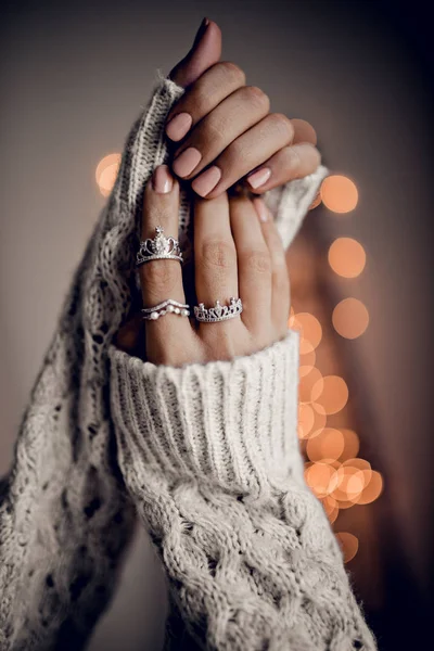 Hände Mit Ringen Auf Goldenem Bokeh Licht — Stockfoto