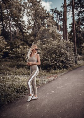 Açık havada poz içinde şık genç kadın