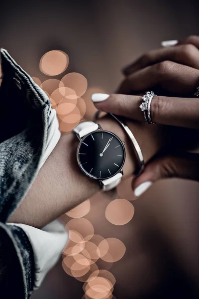 Stilvolle Uhr Auf Frauenhand — Stockfoto