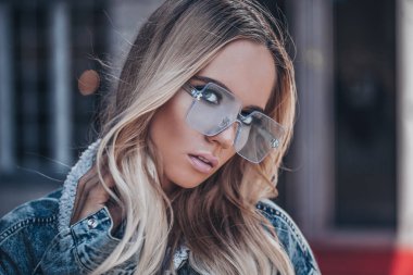 Sunglassses açık güzel sarışın kız