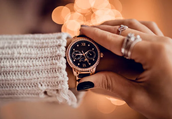 Montre Élégante Sur Main Femme — Photo