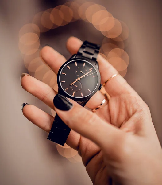 Orologio Alla Moda Sulla Mano Della Donna — Foto Stock