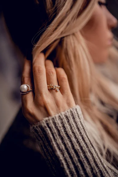 Snygg Blond Kvinna Håller Hand — Stockfoto