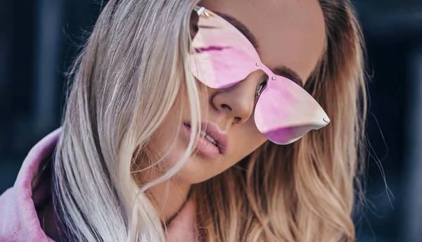 Hermosa Chica Rubia Gafas Sol Aire Libre —  Fotos de Stock