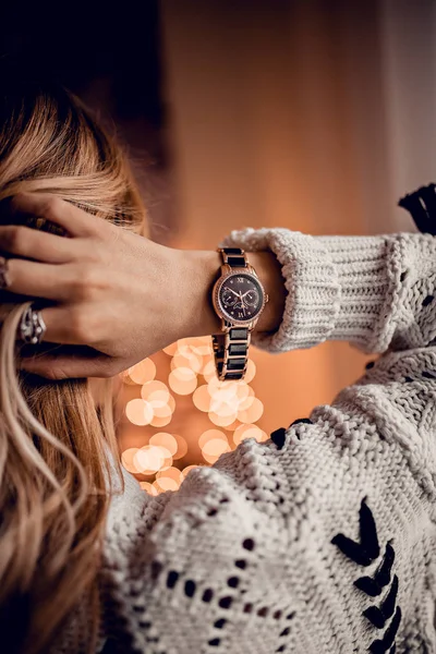 Montre Élégante Sur Main Femme — Photo