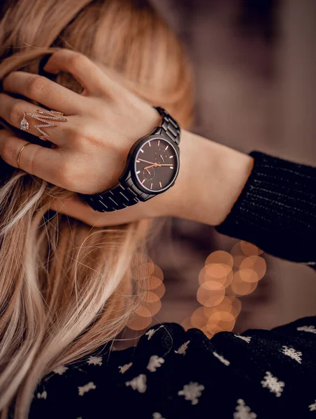 Montre Élégante Sur Main Femme — Photo