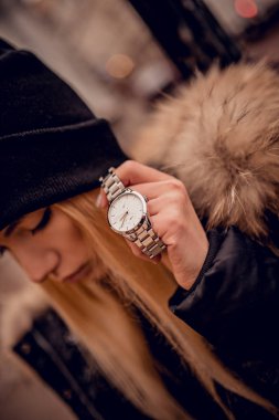 Kadın el üzerinde şık gümüş izle