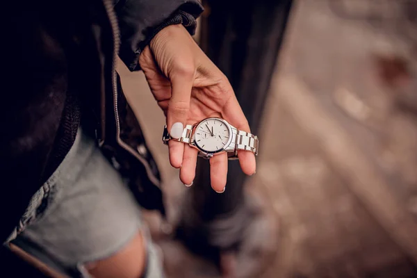 Stylowy Srebrny Zegarek Rękę Kobiety — Zdjęcie stockowe