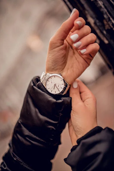 Élégante Montre Argentée Main Femme — Photo