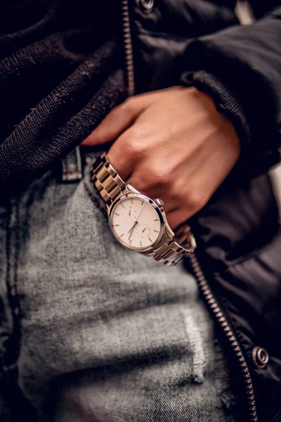 Élégante Montre Argentée Main Femme — Photo