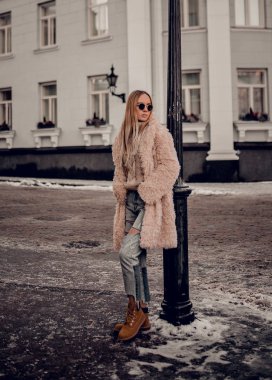 İçinde açık poz şık genç kadın