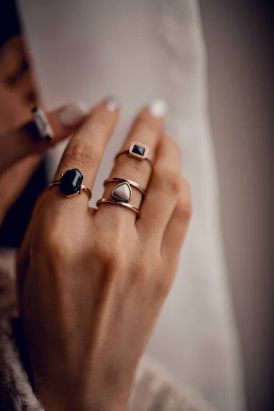 Manos Con Anillos Sobre Fondo Blanco —  Fotos de Stock