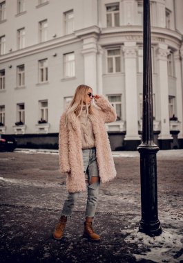 İçinde açık poz şık genç kadın