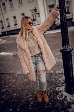 İçinde açık poz şık genç kadın