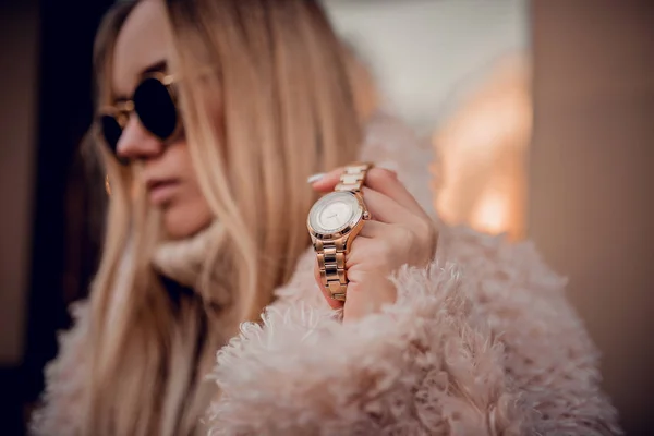 Stilvolle Uhr Auf Frauenhand — Stockfoto