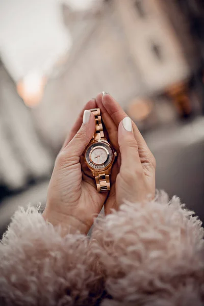 Orologio Elegante Nelle Mani Della Donna — Foto Stock