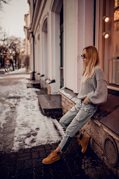 Jeune Femme Élégante Posant Plein Air — Photo