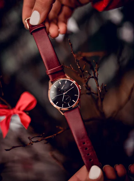 Stilvolle Uhr Frauenhänden — Stockfoto