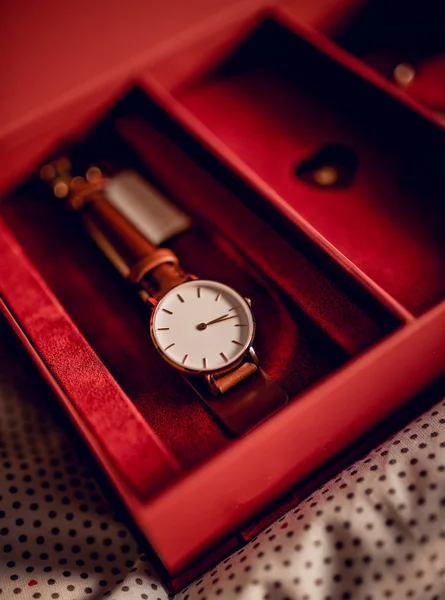 赤いボックスでスタイリッシュな腕時計 — ストック写真