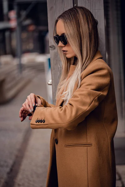 Élégante belle femme posant en plein air — Photo