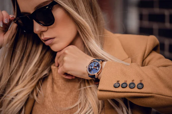Elegante Uhr auf Frauenhand — Stockfoto