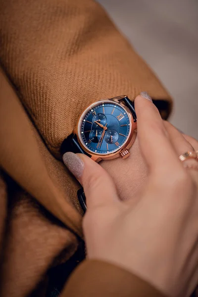 美丽的蓝色手表在妇女手 — 图库照片