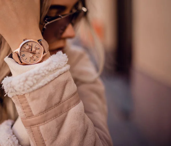 时尚的金色手表在妇女手 — 图库照片