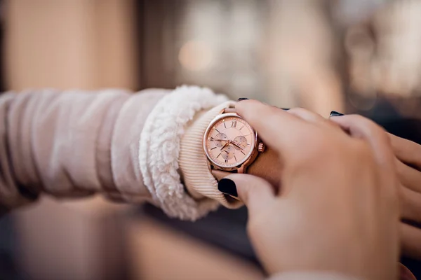 Elegante relógio bonito na mão mulher — Fotografia de Stock