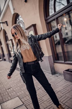 İçinde açık poz şık güzel kadın