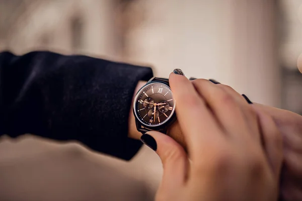 Elegante relógio preto na mão mulher — Fotografia de Stock