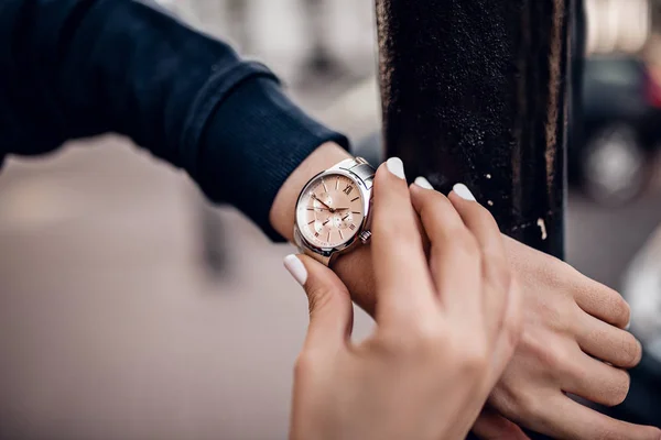 여자 손에 세련 된 실버 시계 — 스톡 사진
