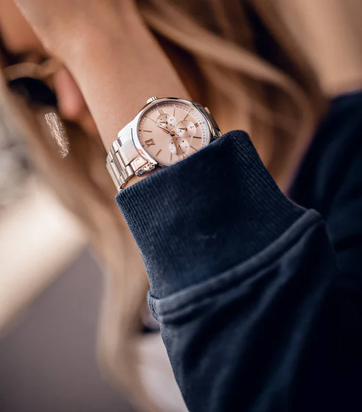 Relógio elegante na moda na mão mulher — Fotografia de Stock
