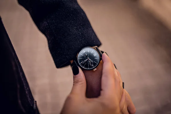 Stylische trendige Uhr auf Frauenhand — Stockfoto