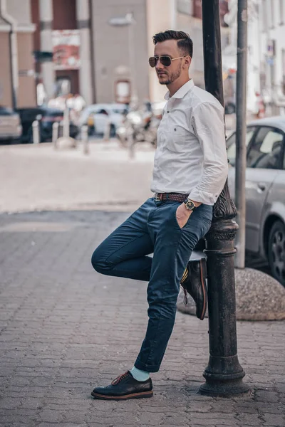 Hombre elegante posando al aire libre — Foto de Stock