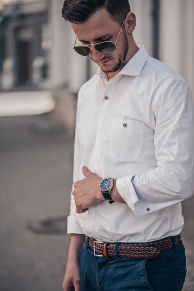 Hombre elegante posando con un reloj al aire libre — Foto de Stock