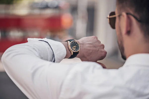 La mano del hombre con un reloj elegante al aire libre — Foto de Stock